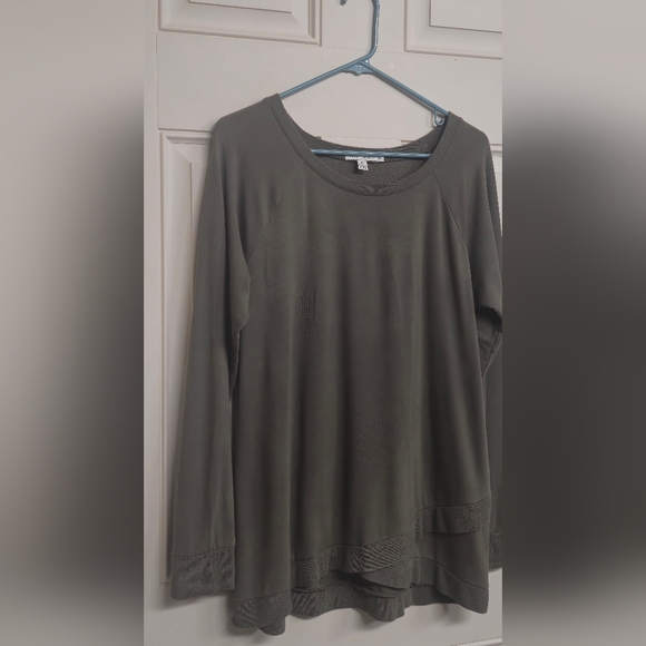 BNWOT! Women's Size Medium. Long-Sleeved Olive Green Lightweight Sweatshirt!✨️ - Picture 3 of 11